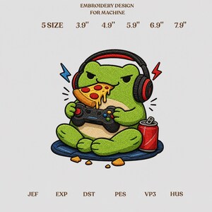 Op de afbeelding: Een borduurontwerp voor de machine met een groene kikker die een zwart-rode koptelefoon draagt, een stuk pizza eet en een zwarte gamecontroller vasthoudt. Een rood frisdrankblikje staat ernaast. Tekst: EMBROIDERY DESIGN FOR MACHINE en 5 SIZE 3.9" 4.9" 5.9" 6.9" 7.9".