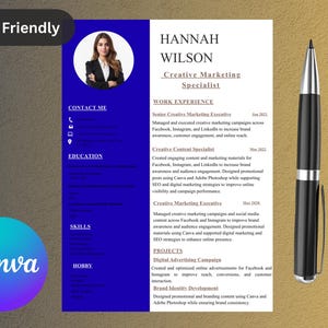 Puede incluir: Una plantilla de currículum profesional con una barra lateral azul que incluye una foto circular, datos de contacto, educación, habilidades y pasatiempos. La sección blanca principal detalla la experiencia laboral de Hannah Wilson.