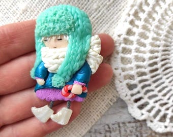 Broche de muñeca de arcilla polimérica hecho a mano: Niña con sombrero color menta