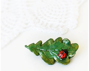 Broche hoja de roble verde con alfiler de mariquita roja Regalo para ella