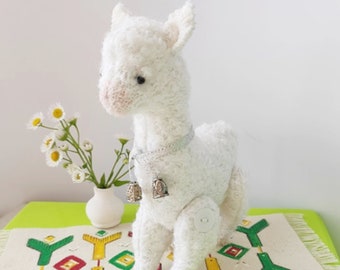 Juguete de peluche de alpaca Pequeña alpaca blanca lindo juguete suave hecho a mano Decoración de la habitación de los niños. Ucraniano hecho a mano