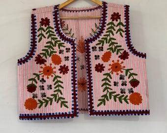 Gilet matelassé rose à broderies florales | Gilet bohème fait main | Veste Cottagecore | Broderie d'art populaire