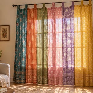 Könnte beinhalten: Ein Set aus sechs halbtransparenten Schlaufenschals an einer Gardinenstange in den Farben Petrol, Orange, Olivgrün, Rosa, Violett und Gelb, die jeweils mit detaillierten, sich wiederholenden floralen und geometrischen Mustern bedruckt sind.