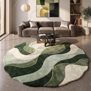 Könnte beinhalten: Ein großer runder Teppich mit einem geschichteten, wellenförmigen Muster in verschiedenen Schattierungen von Waldgrün, Salbeigrün und Creme. Das Design besteht aus wellenförmigen, organischen Formen, die durch dünne, vertiefte goldene Linien getrennt sind.