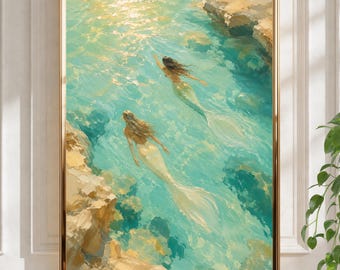 Peut inclure: Une impression d'art mural encadrée représentant deux sirènes aux longs cheveux nageant dans une eau turquoise claire près de falaises rocheuses. La scène montre la lumière se reflétant sur l'eau, créant des reflets brillants et des ombres bleues.