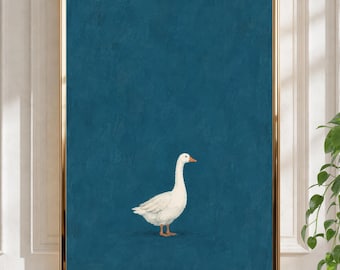 Peut inclure: Une impression d'art encadrée représentant une oie blanche au bec et aux pattes orange, placée au centre inférieur sur un fond bleu profond texturé. L'œuvre est entourée d'un cadre fin de couleur or métallique.
