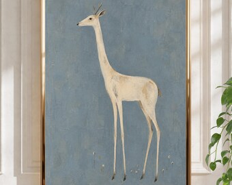 Peut inclure: Une impression d'art mural encadrée représentant un cerf stylisé au long cou de couleur crème, debout sur un fond bleu poussiéreux texturé. Le cerf a des pattes fines et de petits bois, représenté dans un style pictural simple avec des coups de pinceau visibles.