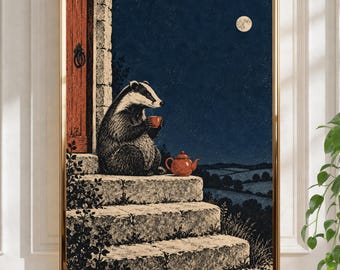 Peut inclure: Une impression d'art encadrée représentant un blaireau assis sur des marches en pierre la nuit, tenant une petite tasse rouge. À côté du blaireau se trouve une théière rouge assortie. Le ciel nocturne bleu étoilé avec une pleine lune.