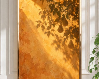 Peut inclure: Une œuvre d'art murale rectangulaire dans un cadre doré fin, représentant une surface de mur en plâtre texturé jaune et orange chaud avec l'ombre portée sombre d'une branche d'arbre feuillue aux silhouettes de fruits en forme de poire.