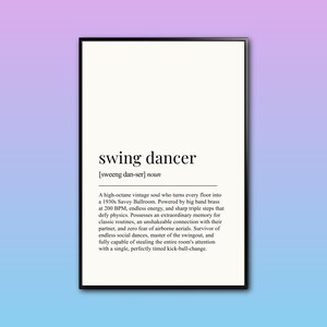 Puede incluir: Una lámina enmarcada que presenta una definición de diccionario del término swing dancer. El texto incluye la ortografía fonética, la clasificación como sustantivo y un párrafo descriptivo sobre las características de un swing dancer.
