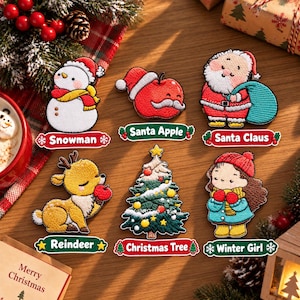 Könnte beinhalten: Sechs gestickte Aufnäher mit einem Schneemann, einem Weihnachtsmann-Apfel, dem Weihnachtsmann, einem Rentier, einem Weihnachtsbaum und einem Wintermädchen. Jeder Aufnäher enthält ein farbiges Banner mit dem entsprechenden Text: Snowman, Santa Apple, Santa Claus, Reindeer, Christmas Tree und Winter Girl.