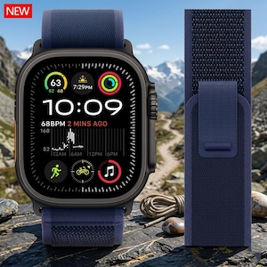 Puede incluir: Un reloj inteligente azul oscuro con pantalla rectangular que muestra la hora, datos de frecuencia cardíaca e iconos de actividad. Incluye una correa de tela tejida azul a juego con cierre de velcro. Una pequeña etiqueta roja NEW en la esquina.