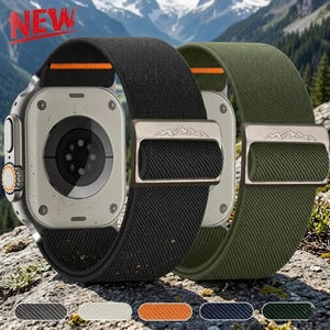 Puede incluir: Dos correas para reloj inteligente con bandas de tela elástica en negro y verde oliva. Cada correa cuenta con una hebilla metálica grabada con el contorno de una montaña y una fina franja naranja. La palabra NEW aparece en rojo arriba a la izquierda.