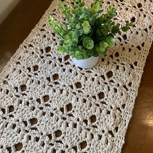 PATTERN ONLY - Spring Tulip Table Runner - Crochet - PDF Crochet Pattern