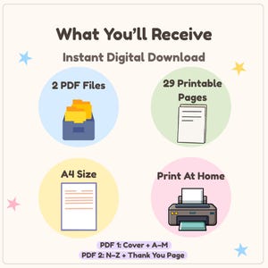 Op de afbeelding: Een informatieve afbeelding met de titel What You'll Receive Instant Digital Download. Het bevat vier cirkels met iconen: twee gele mappen in een blauwe doos, een stapel witte pagina's, een A4-document en een printer. De tekst bevat PDF 1: Cover + A-M en PDF 2: N-Z + Thank You Page.