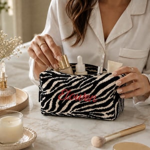 Anpassad Zebra-sminkväska med broderat namn, personlig sminkväska, rese-necessär, möhippa-present