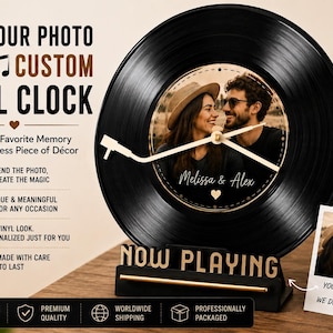 Pode incluir: Relógio de vinil personalizado com uma foto de um casal, os nomes "Melissa & Alex" e um coração. O relógio tem um design de disco de vinil preto e o texto "NOW PLAYING". Feito à mão e personalizado.
