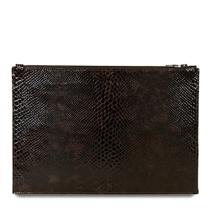 Puede incluir: Un clutch rectangular marrón con un estampado de piel de serpiente. El clutch tiene un cierre de cremallera en el borde superior. El material tiene un acabado brillante, que refleja la luz. El diseño es elegante y moderno, adecuado para diversas ocasiones.