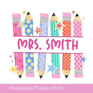 Può includere: Un design grafico digitale che presenta file di matite colorate con vari motivi, tra cui stelle, faccine sorridenti, strisce zebrate, pois e scacchi. Il testo MRS. SMITH è centrato in lettere rosa tra le file di matite.