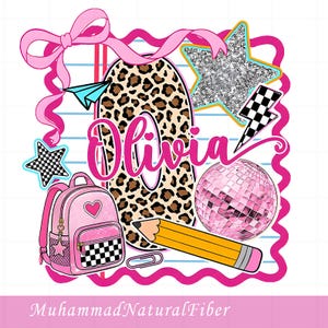 Pode incluir: Um design gráfico digital com o nome Olivia em letra cursiva rosa sobre um número zero com estampa de leopardo. Os elementos incluem uma mochila rosa com um bolso xadrez, um lápis amarelo, uma estrela prateada, uma bola de discoteca e um avião de papel.