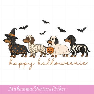 Puede incluir: Una ilustración digital de cuatro perros salchicha con disfraces de Halloween, incluyendo una bruja, una momia, un fantasma con un cubo de calabaza y un esqueleto. Cinco murciélagos negros vuelan sobre ellos. El texto "happy halloweenie" aparece debajo.