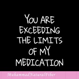 Może przedstawiać: Czarna kwadratowa grafika z białym, odręcznie napisanym tekstem o treści: You ARE EXCEEDING THE LIMITS OF MY MEDICATION. Na dole znajduje się jasnoróżowy poziomy pasek z białym napisem: MuhammadNaturalFiber.