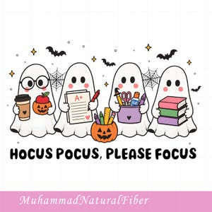 Può includere: Un'illustrazione grafica di quattro fantasmi bianchi con guance rosa. Uno tiene un caffè e una zucca, uno un foglio con A+ e una penna, uno un contenitore viola con materiale scolastico e uno tre libri. Il testo recita: HOCUS POCUS, PLEASE FOCUS.