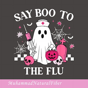 Könnte beinhalten: Ein Grafikdesign auf dunkelgrauem Hintergrund mit einem weißen Geist, der eine Krankenschwesterhaube mit rosa Kreuz trägt und eine rosa Spritze sowie einen rosa Kürbiseimer hält. Der Text lautet SAY BOO TO THE FLU, ergänzt durch rosa Totenköpfe.