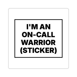 Puede incluir: Una pegatina cuadrada blanca con un borde rectangular negro grueso. Dentro del borde, el texto aparece en letras mayúsculas negras: I'M AN ON-CALL WARRIOR (STICKER). El diseño está centrado sobre un fondo blanco con esquinas redondeadas.