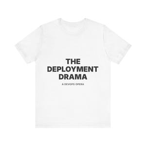 Peut inclure: T-shirt blanc avec l'inscription noire "THE DEPLOYMENT DRAMA" et en dessous "A DEVOPS OPERA". Le t-shirt est en matière souple et a des manches courtes.