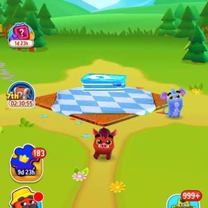 Op de afbeelding: Een kleurrijke mobiele game-interface met verschillende pictogrammen en tekst. De game bevat een cartoonvarken, een blauwe muis en andere geanimeerde personages. De interface bevat een valutateller, timers en een "Hold for Auto Roll"-knop.