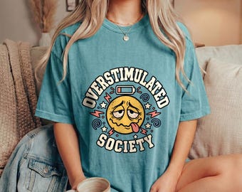 過剰刺激Tシャツ（女性用）、過剰刺激社会のおもしろグラフィックTシャツ、内向的な人へのユーモアギフト