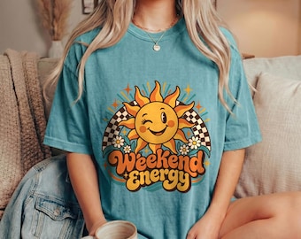 レトログラフィックTシャツ（女性用）、週末のエネルギー70年代スタイルシャツ、ヴィンテージ風レディースグラフィックTシャツ