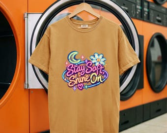 Koszulka z napisem LED, koszulka w stylu retro neonowym, koszulka z grafiką Stay Soft