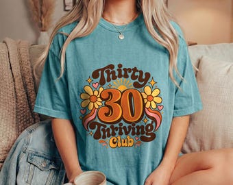 女性向け30歳の誕生日Tシャツ、30歳で活躍するクラブのレトログラフィックTシャツ、面白い誕生日プレゼント