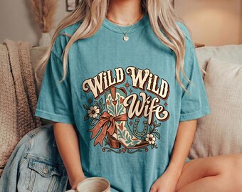 女性用妻シャツ、ワイルドワイルドワイフレトロウエスタングラフィックTシャツ、面白い妻への誕生日プレゼント