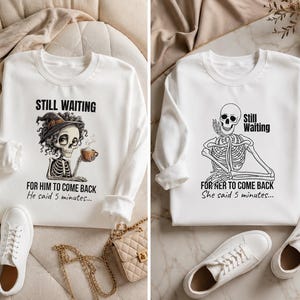 Parskeletttröja SVG-paket, väntar fortfarande på att han och hon ska komma tillbaka, rolig matchande parskjorta PNG, Halloween-parpresent Svg