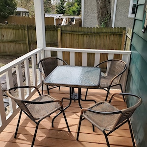 Conjunto de cadeiras empilháveis de rattan para uso interno e externo em restaurantes e pátios.