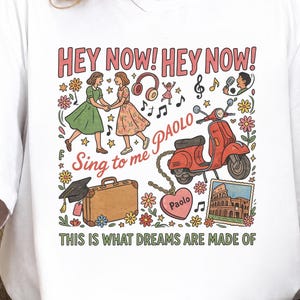 Hej nu hej nu PNG, sjung för mig Paolo, Y2K retrofilminspirerad design, resa Italien Scooter grafik, digital nedladdning skjorta PNG