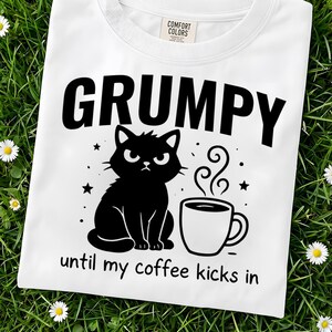 Grumpy Cat Coffee PNG, Divertente design per sublimazione per amanti dei gatti, Just My Coffee Kicks In, Grafica di un simpatico gatto nero, Download digitale