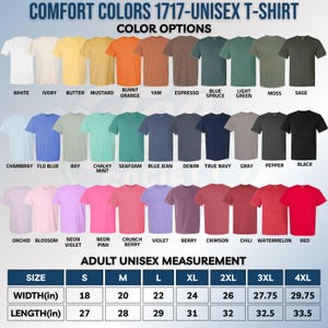 Puede incluir: Una carta de colores para camisetas unisex Comfort Colors 1717 que muestra cuarenta y ocho colores de tela con etiquetas que incluyen blanco, marfil, mantequilla, mostaza, naranja quemado, &ntilde;ame, espresso, abeto, verde claro, musgo, salvia, chambray, azul flo, bah&iacute;a, menta tiza, espuma de mar, azul jean, mezclilla, azul marino, gris, pimienta, negro, orqu&iacute;dea, flor, violeta ne&oacute;n, rosa ne&oacute;n, baya crujiente, violeta, baya, carmes&iacute;, chile, sand&iacute;a y rojo, con una tabla de tallas en pulgadas.