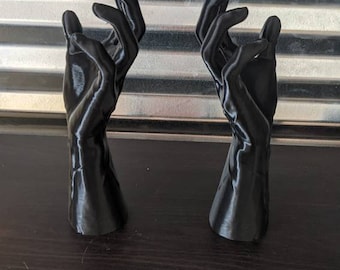 Espeluznante y espeluznante zombie aterrador alcanzando las manos de la pared