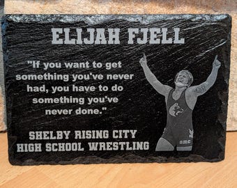 Placa fotográfica personalizada de lucha libre en pizarra grabada con láser de 9" x 6".