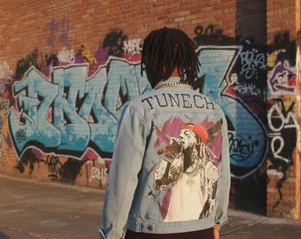 Handgeschilderd spijkerjack met op Tunechi geïnspireerd portret rap streetwear jasje hiphopconcert-outfit
