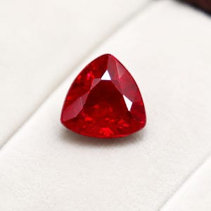 Rubis rouge taille trillion du Mozambique, pierre précieuse à facettes pour la fabrication de bijoux (12 mm)