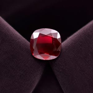 Rubis rouge foncé naturel, taille coussin, origine Mozambique, pierre précieuse pour la joaillerie, pierre de naissance de juillet