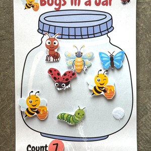 Op de afbeelding: Een Bugs in a Jar educatief activiteitenblad met een grote geïllustreerde glazen pot. Binnenin zitten cartoon-uitsparingen van een mier, een blauwe vlinder, een lieveheersbeestje, twee bijen met honingpotten en een groene rups. De tekst luidt Bugs in a Jar en Count 7.
