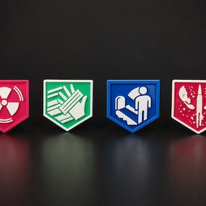 Könnte beinhalten: Vier schildförmige Embleme mit erhabenen weißen Symbolen auf farbigem Hintergrund. Das erste ist pink mit einem Strahlensymbol, das zweite grün mit einer Hand, das dritte blau mit einer Figur und das vierte pink mit einem Patronensymbol.