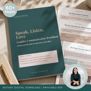 Könnte beinhalten: Ein tealfarbenes Arbeitsbuch zur Kommunikation für Paare mit dem Titel "Speak, Listen, Love". Das Arbeitsbuch umfasst über 60 Seiten und behandelt Themen wie Hörfähigkeiten und Liebessprachen. Ein goldener Stift und andere Papiere sind ebenfalls sichtbar.