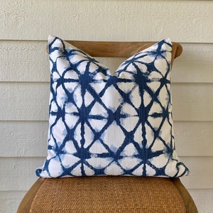 Blue and white pillow cover. 20 x 20 inch, graphic patterned blue and white pillow cover. image 4